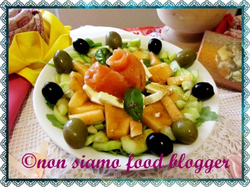 Insalata di farro con melone e salmone affumicato