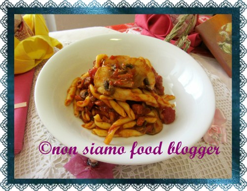 Strozzapreti al sugo con funghi e pancetta